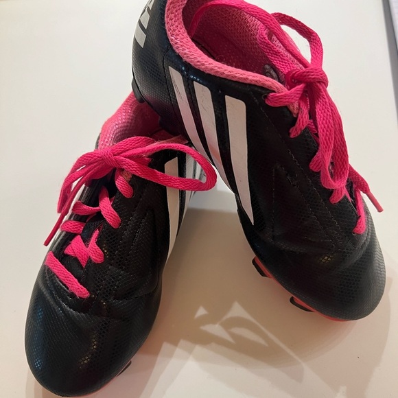 ADIDAS GIRLS BLACK/WHITE/PINK SOCCER CLEATS. SIZE 12 - Picture 1 of 12